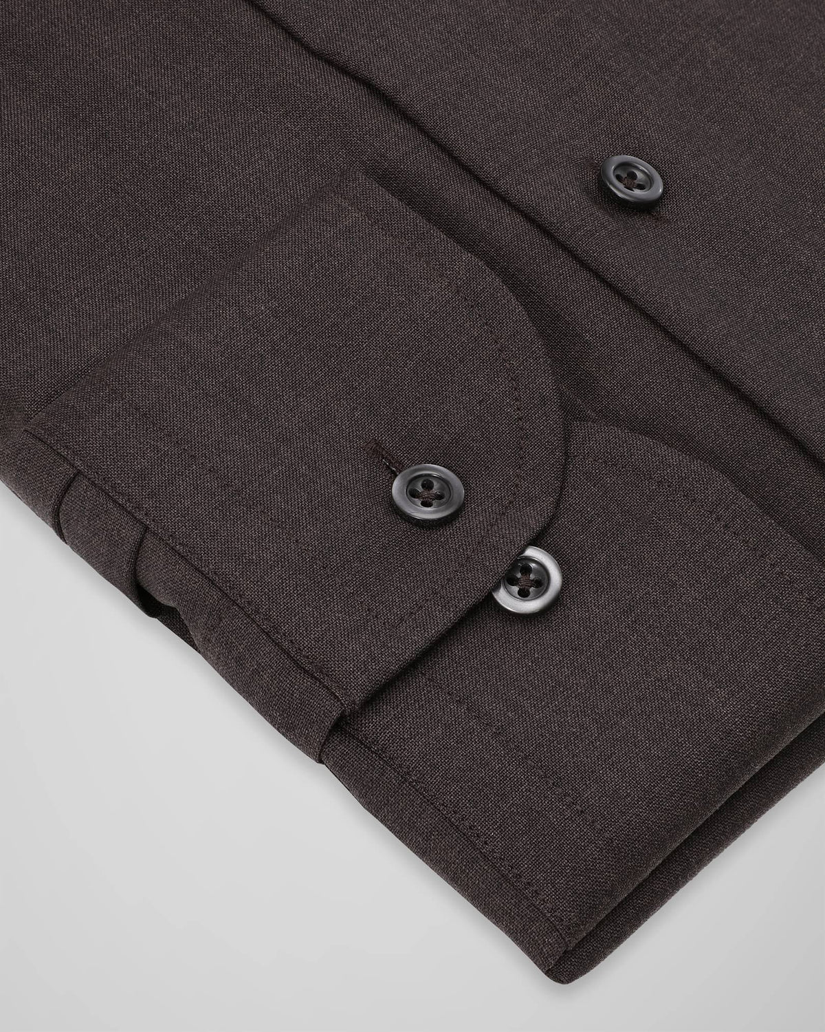 The Merino Shirt 2.0 | manchetdetalje på mørk brun merinould skjorte fra BARONS